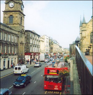 Sightseeing bus at Bridge Street